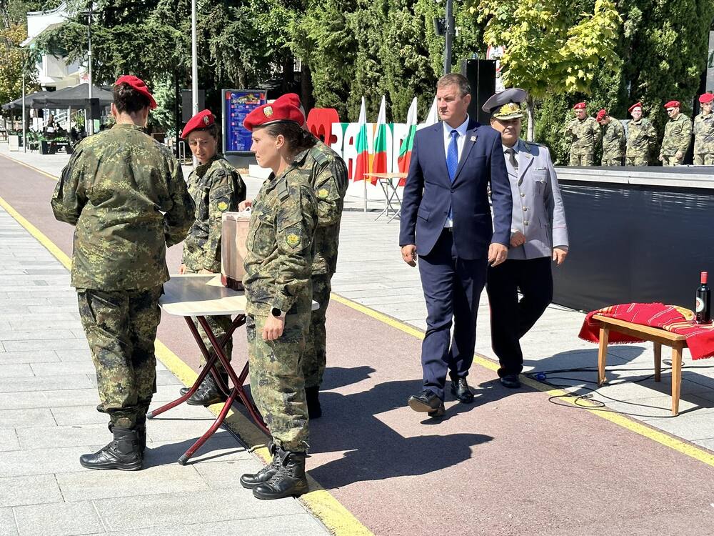 Кметът на Община Хасково Станислав Дечев награди военнослужещи по случай празника на Втора тунджанска механизира бригада