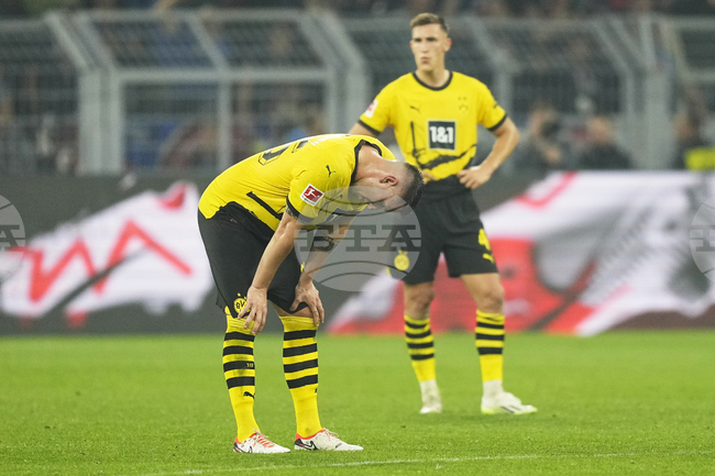 Двама защитници на Борусия Дортмунд пропускат първата среща с Аталанта от плейофите в Шампионската лига