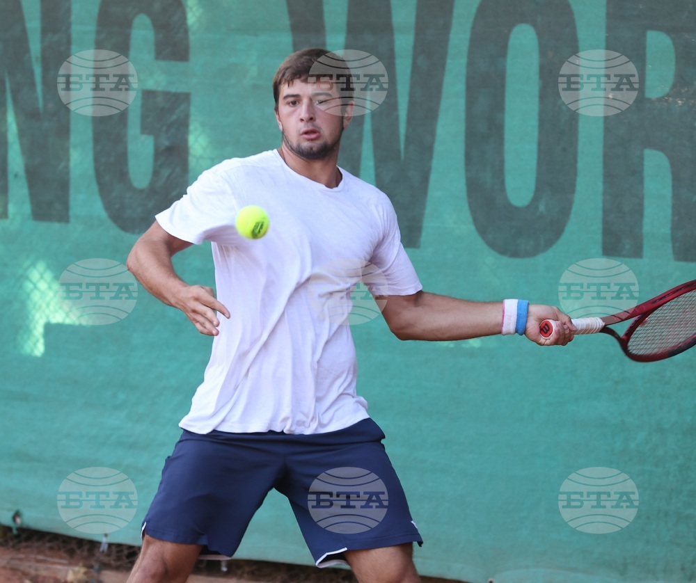 Вардан Манукян започна с победа на Държавното първенство по тенис в зала за мъже, водачът в схемата отпадна в първия кръг