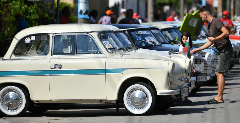 Лозница - дефиле на Трабанти