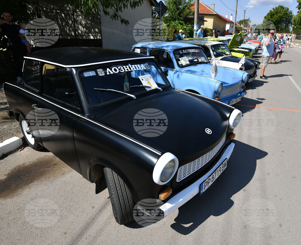 Лозница - дефиле на Трабанти