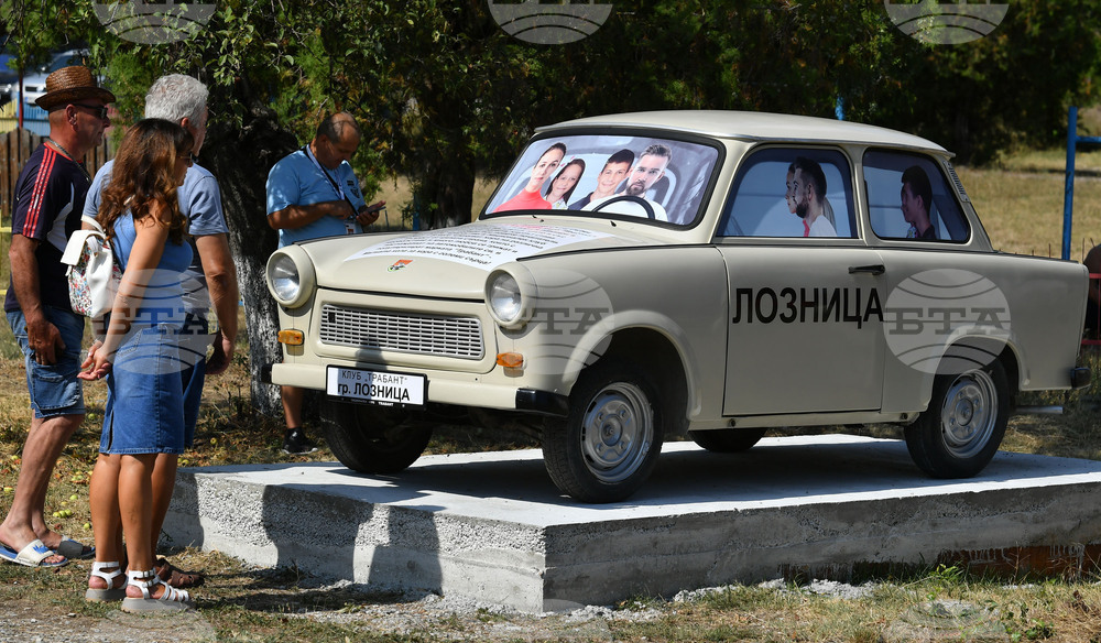 Лозница - дефиле на Трабанти