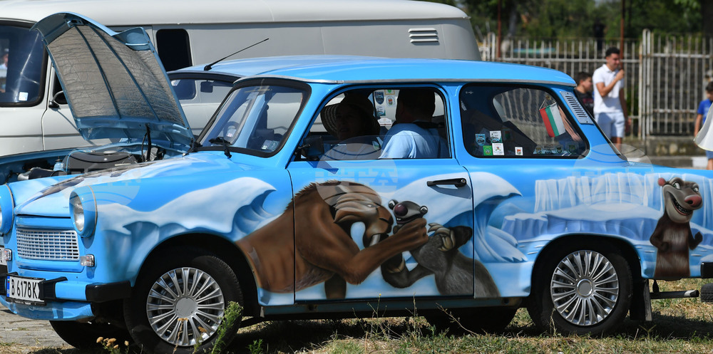 Лозница - дефиле на Трабанти