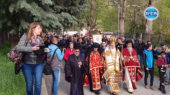 Стотици се включиха в литийното шествие с чудотворната икона на Пресвета Богородица от Бачковския манастир
