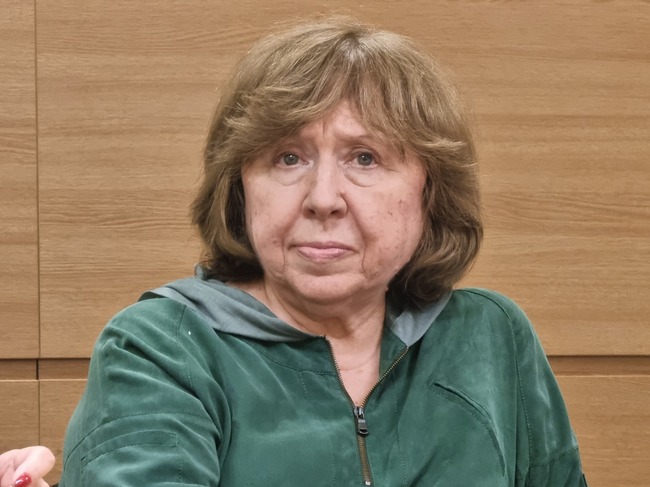 Днес е трудно да намерим думи, за да опишем това, което се случва в нашия свят, казва писателката Светлана Алексиевич