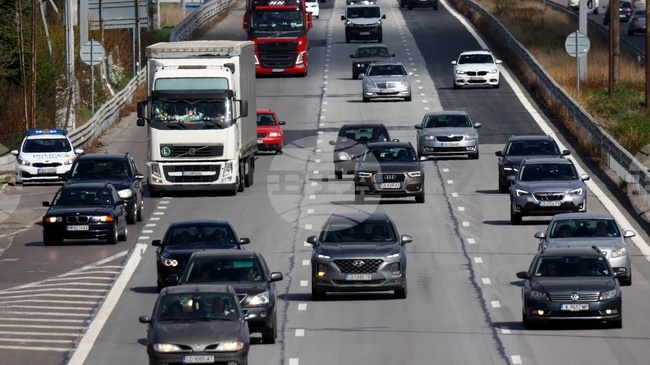 Около 100 000 автомобила се очаква да излязат от София за празниците, ще има ограничения за движението на камиони над 12 т по три магистрали