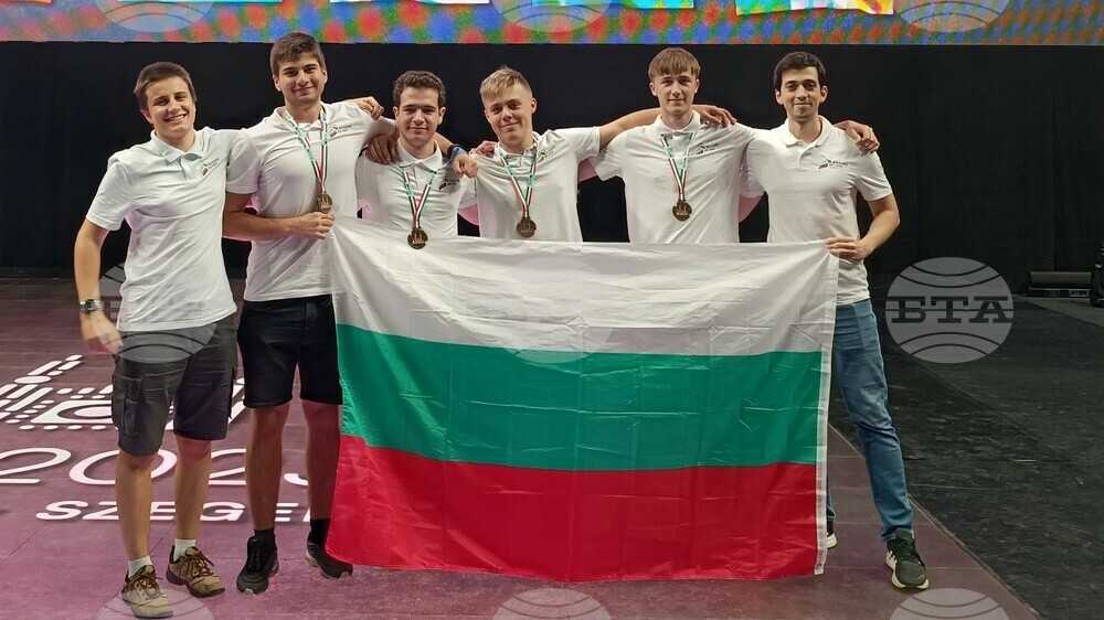 Bulgarian Students Win Four Bronze Medals at International Informatics Olympiad in Hungary