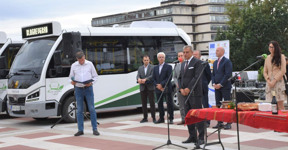  Община Благоевград: Кметът Илко Стоянов по време на представянето на новите шест електробуса: Днес Благоевград отправя поглед към бъдещето, към по-зелена и чиста България. За церемонията в областния център пристигна и зам.-министър Ангелина Бонева