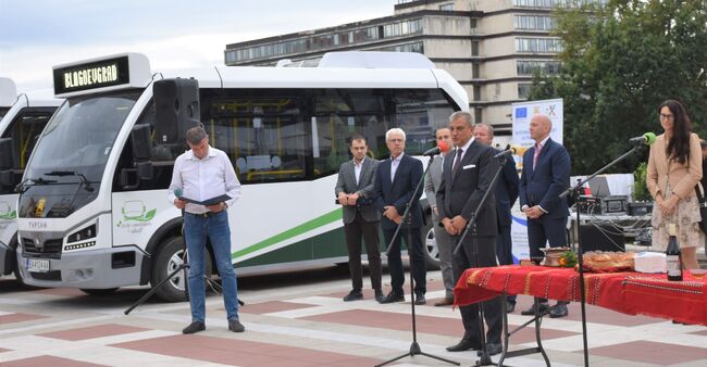 Община Благоевград: Кметът Илко Стоянов по време на представянето на новите шест електробуса: Днес Благоевград отправя поглед към бъдещето, към по-зелена и чиста България. За церемонията в областния център пристигна и зам.-министър Ангелина Бонева