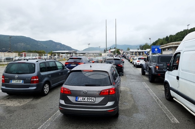 За интензивен трафик тази сутрин на ГКПП „Капитан Андреево“ и на ГКПП „Калотина“ за леки автомобили съобщават от „Гранична полиция“