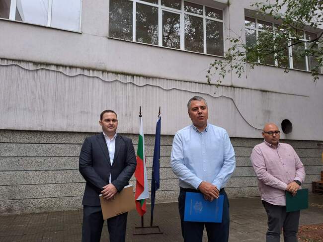 Областна администрация Разград: Поздравителен адрес от Областния управител бе връчен днес на директора на Спортното училище на откриването на новата учебна година