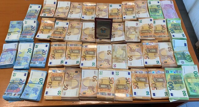 Недекларирани 230 980 евро откриха митническите служители на МП Капитан Андреево