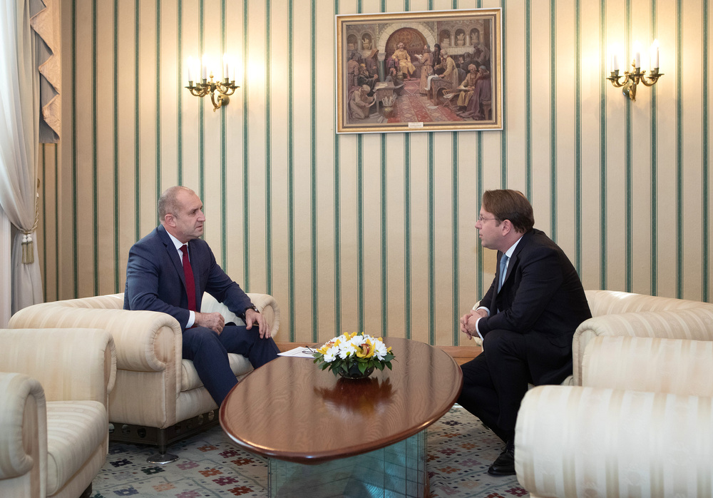 Президентът Румен Радев проведе среща с европейския комисар по политиката на разширяване и съседство Оливер Вархеи