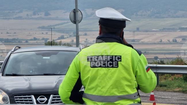 Движението по магистрала „Тракия" в посока Бургас след 119 км е спряно заради катастрофа, движението се извършва по обходен маршрут