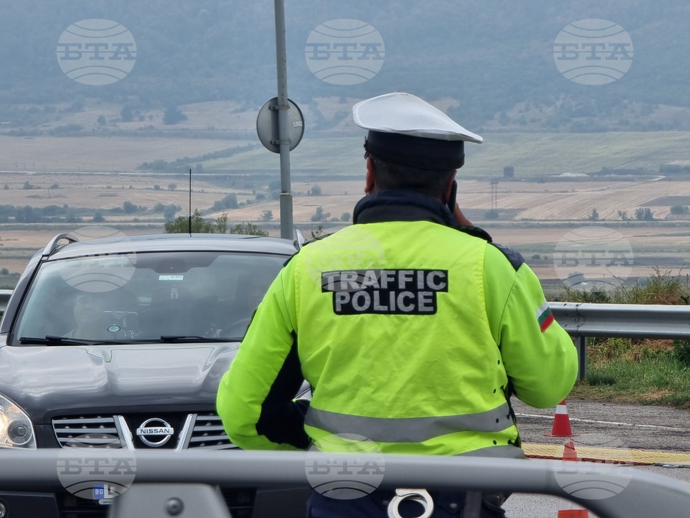 Движението по магистрала „Тракия" в посока Бургас след 119 км е спряно заради катастрофа, въведен е обходен маршрут