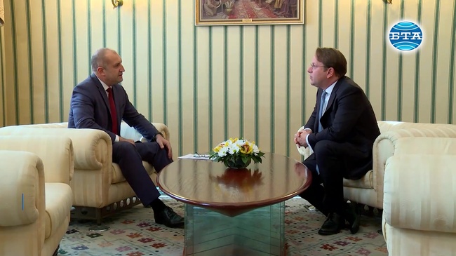 Президентът Румен Радев проведе среща с европейския комисар по политиката на разширяване и съседство Оливер Вархеи