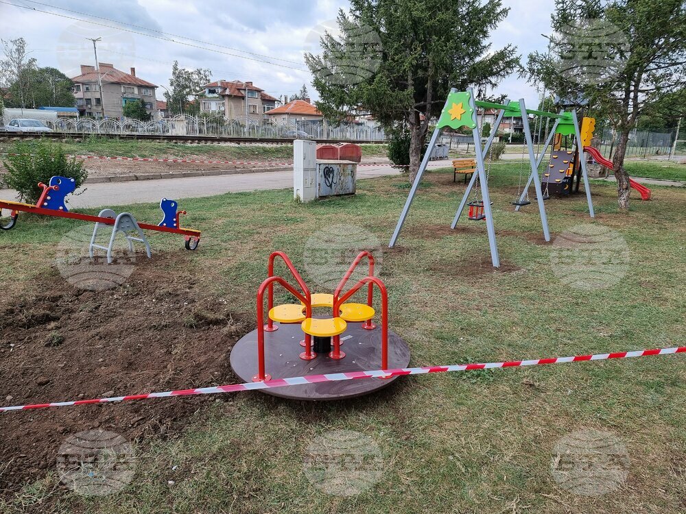 Детска площадка бе открита в ромския квартал на Монтана „Огоста“