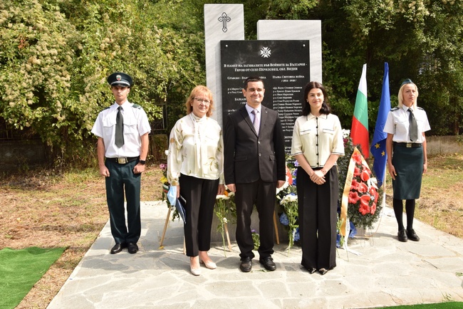 Областна администрация Видин: Заместник областният управител Ани Арутюнян поднесе венец на новооткрития войнишки паметник в с. Периловец