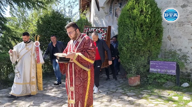 Множество миряни се стекоха днес в Роженския манастир, където се извърши шествие с копие на чудотворна икона на Богородица