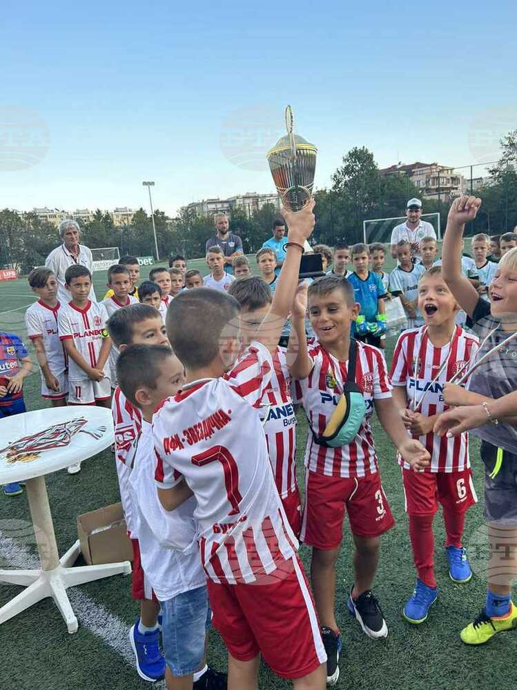 Усмивки, подаръци и много емоции на първия турнир за купа "Велиян Парушев"