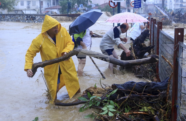 Гръцките власти издадоха забрана за движение на остров Парос на фона на екстремни метеорологични условия