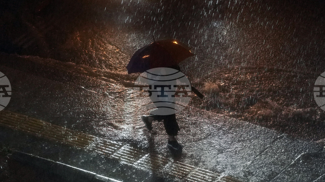 Мощни бури обхванаха Западна Турция тази нощ; съобщава се за отнесени покривни конструкции, паднали дървета и съборени огради 