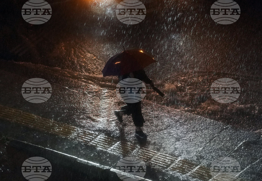 Обилни дъждове обхванаха Западна Турция днес, предизвиквайки наводнения и прекъсвания на транспортни връзки; един човек е в неизвестност