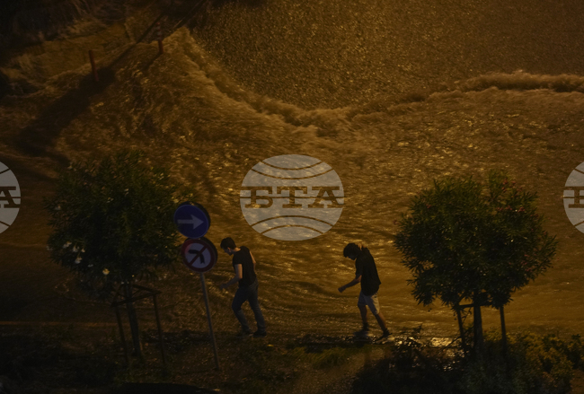 Обилни дъждове предизвикаха наводнения и свлачища в Южна Турция