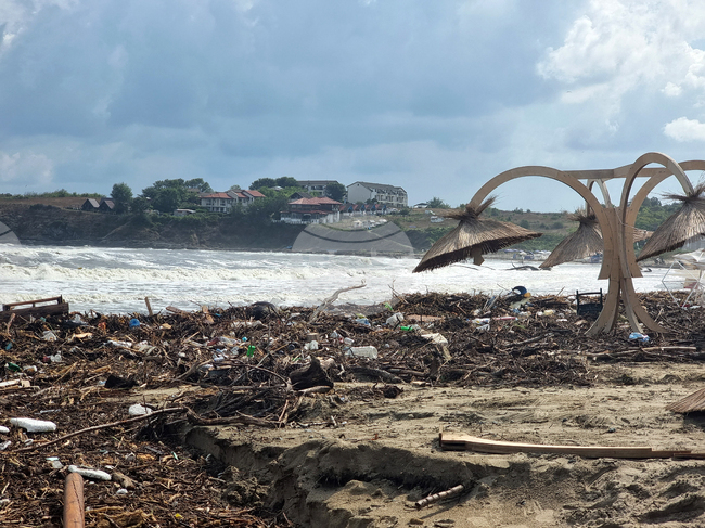 Царево - плаж Нестинарка - обилни дъждове - щети