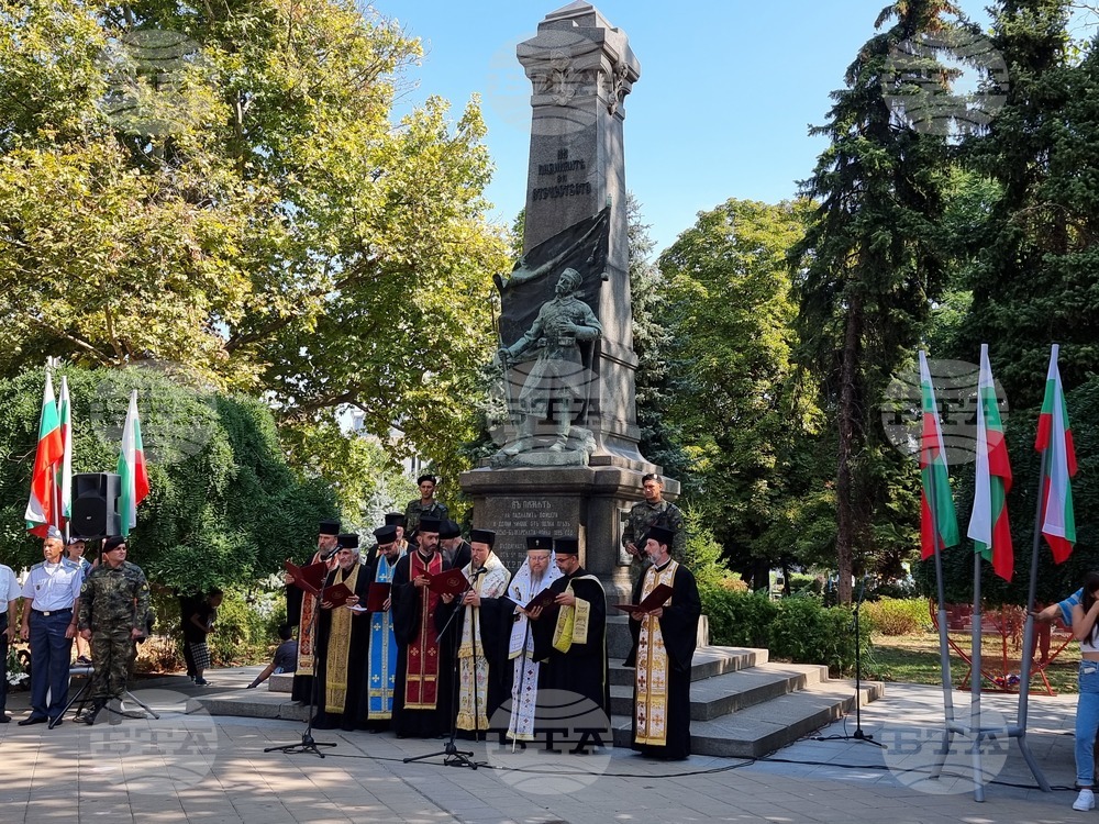 Русенци поднесоха венци и цветя по повод на 138 години от Съединението на България