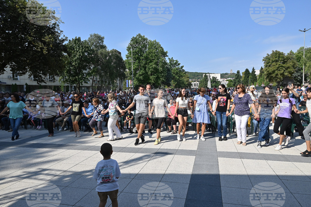 Монтана - Ден на Съединението на  България - фолклорен концерт