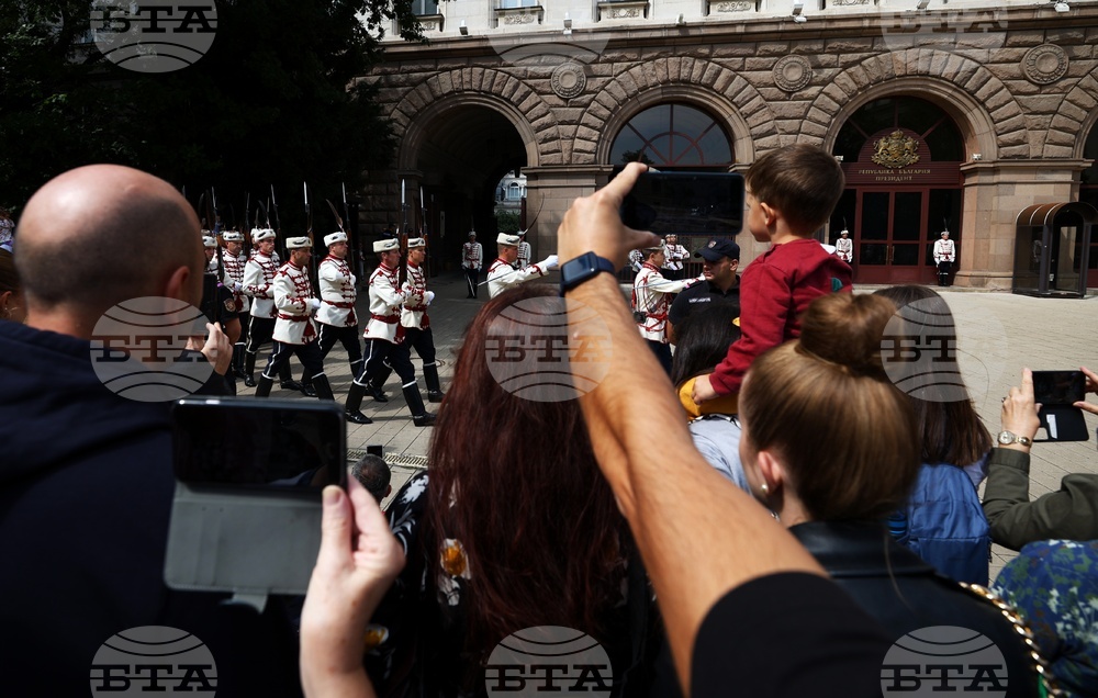 Тържествена смяна на почетния гвардейски караул