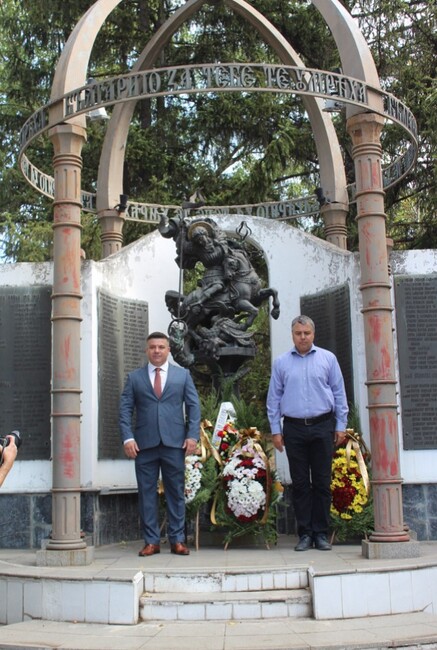 Областна администрация Разград: Областният управител Владимир Димитров отбеляза с полагане на венец Деня на Съединението в Разград