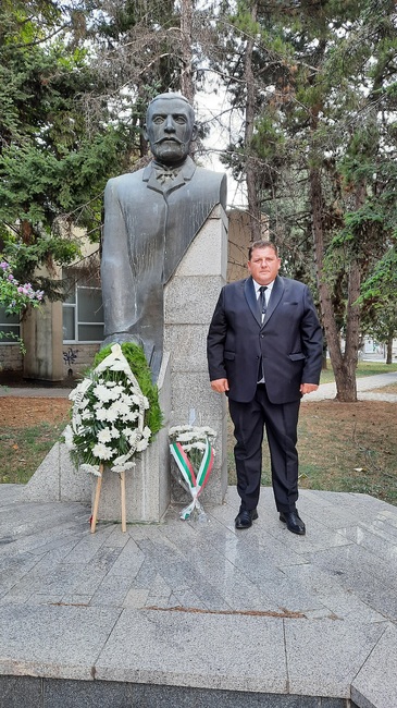 Областна администрация Добрич: Заместник-областният управител Живко Желязков поднесе цветя пред паметника на Захарий Стоянов