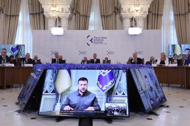 Украинският президент Володимир Зеленски се включи виртуално в срещата на върха на Инициативата "Три морета" в Букурещ