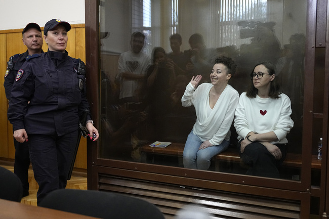 Руски военен съд удължи с близо шест месеца задържането на две театралки за "оправдаване на тероризма"