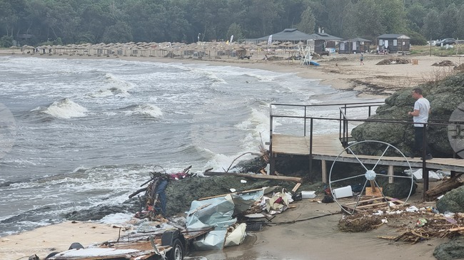 Обилни валежи предизвикаха временни наводнения по някои пътни участъци в района на Царево