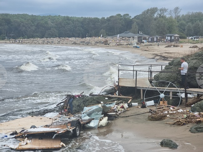 Царево - плаж Арапя - обилни дъждове - щети