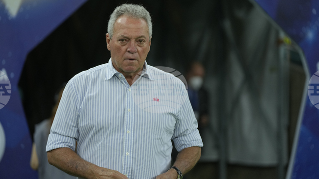 Бразилски треньор се извини за хомофобска забележка относно розовите тренировъчни фланелки на своя отбор