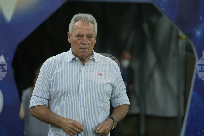 Бразилски треньор се извини за хомофобска забележка относно розовите тренировъчни фланелки на своя отбор