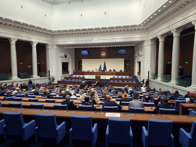 Репресирани, които са били в лагери, да могат да си купят до три години недостигащ осигурителен стаж, предлагат от ГЕРБ-СДС, ПП-ДБ и ДПС