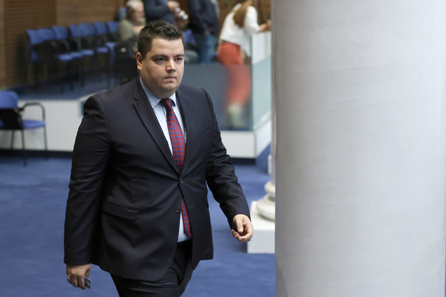 Парламентът да приеме в бърз порядък законите по Плана за възстановяване, е решил председателският съвет
