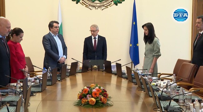 С минута мълчание в памет на жертвите от наводнението в Царево започна днешното заседание на правителството