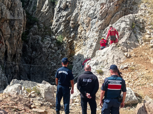До ден-два се очаква да започне акцията по изваждането на спелеолога Марк Дики, блокиран в пещера в Турция, каза за БТА Анри Хаздай