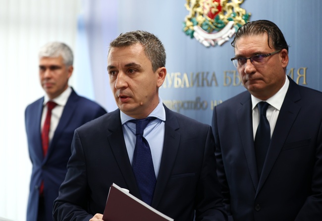 Доставки на природен газ към потребителите в България са гарантирани минимум за един месец напред, каза министърът на енергетиката