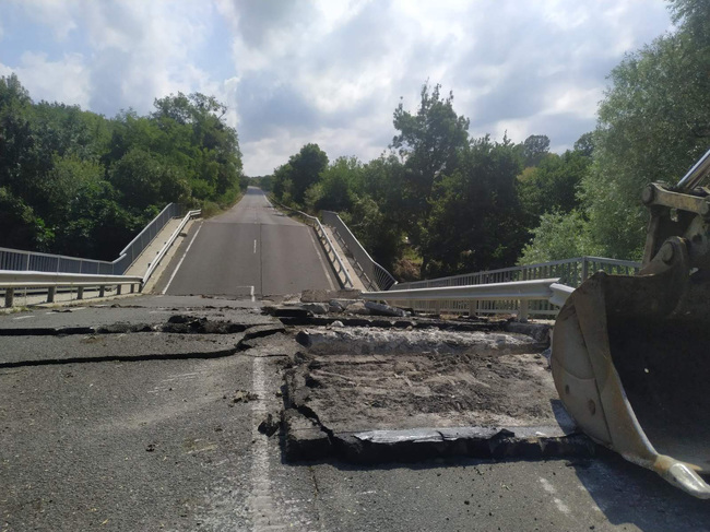 АПИ: 100-тонен кран и 41-тонен багер разрушават моста на пътя Царево – Ахтопол. Временното съоръжение ще е за МПС до 12 т