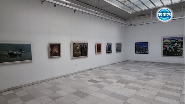 Училище представя в изложба картини на известни русенски художници