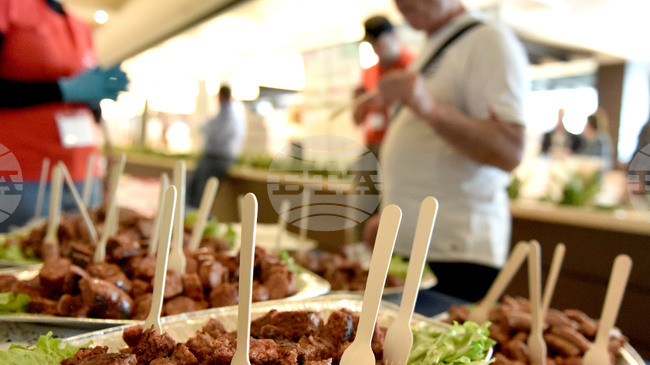 Хотелите и ресторантите в Гърция вече трябва да проверяват и отчитат хранителните си отпадъци.