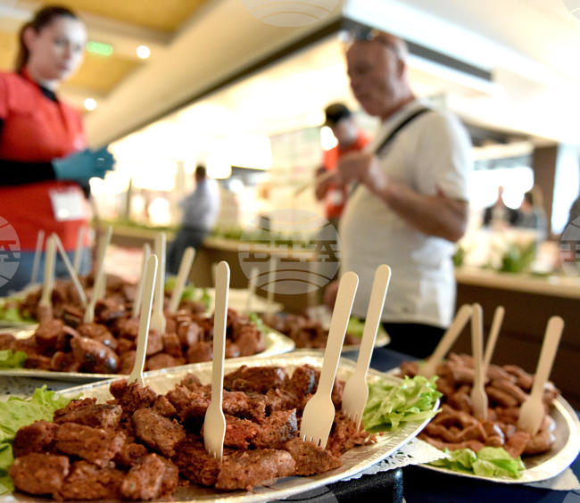 Хотелите и ресторантите в Гърция вече трябва да проверяват и отчитат хранителните си отпадъци.