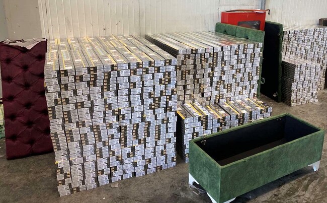 Близо 350 000 къса контрабандни цигари в мебели откриха митническите служители на МП Капитан Андреево